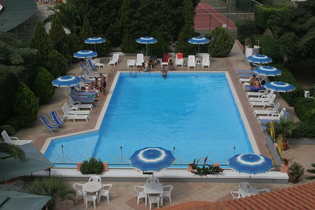 Residence Hotel Felix Рикади Екстериор снимка